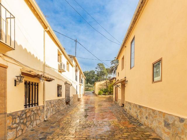Casa adosada en venta en Ontinyent, Sant Josep Zona Hospital. Propiedad única por su versatilidad y ubicación. Casas adosadas.