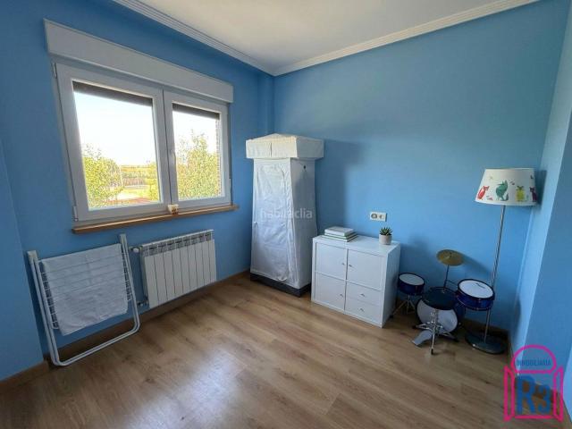 Casa adosada en venta en Onzonilla. Chalet pareado en urbanización cerrada en Onzonilla con dormitorio en planta baja. Casas adosadas.