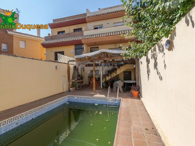 Casa adosada en venta en Ogíjares. Casa adosada en la entrada de Ogijares. Con patio de 65 m2 y piscina privada. Casas adosadas.