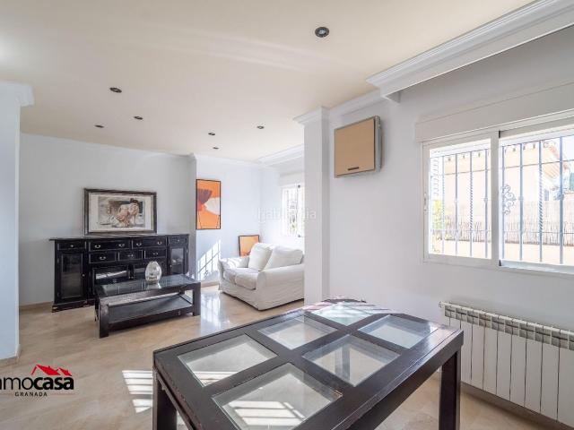 Casa adosada en venta en Ogíjares. Vivienda unifamiliar en urbanizacion Cortijo de la Loma amueblada y lista para entrar a vivir. Casas adosadas.
