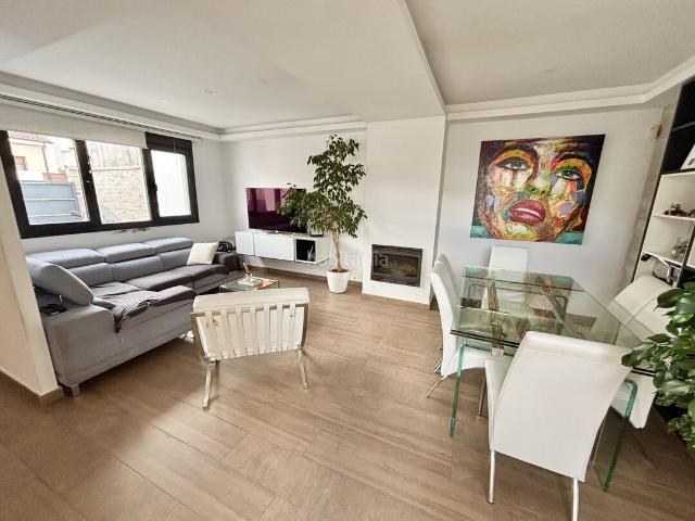 Casa adosada en venta en Olías del Rey. Chalet pareado en el Beato. Casas adosadas Olías del.