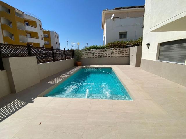 Casa adosada en venta en Oliva, Oliva Nova. Chalet con piscina privada a 50m de la playa en Oliva Nova. Casas adosadas.