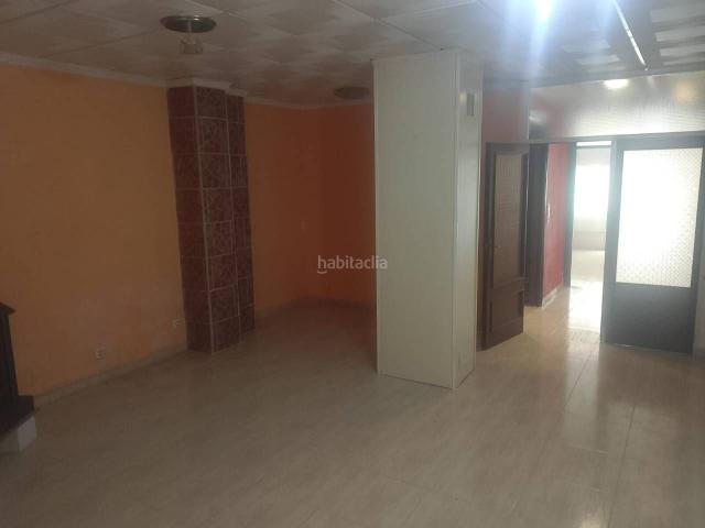 Casa adosada en venta en Oliva, Oliva Pueblo. Amplia casa para familias numerosas con local y gran patio. Casas adosadas.