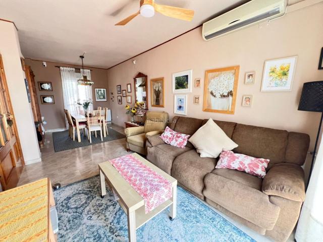 Casa adosada en venta en Olivares. Casa reformada en Olivares con 5 habitaciones, suite, buhardilla, gran trastero y lista para entrar a vivir. Casas adosadas.