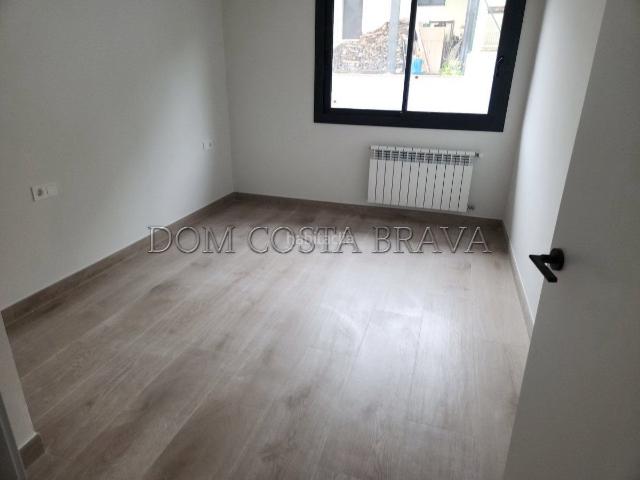 Casa adosada en venta en Olot. Casa adosada de obra nueva de 4 habitaciones y 2 baños. Certificado Energético A. Casas adosadas.