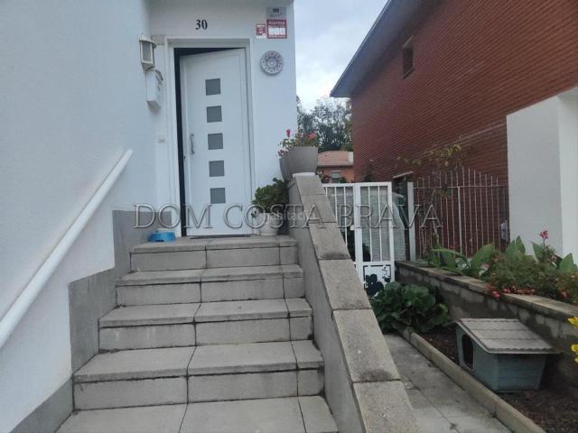 Casa adosada en venta en Olot. Casa zona Carrefour de 4 habitaciones un baño y un aseo. Casas adosadas.
