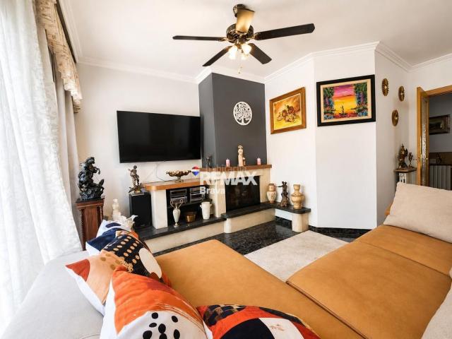 Casa adosada en venta en Olot. Olot Casa pareada con garaje, patio y chimenea en una tranquila zona residencial. Casas adosadas.