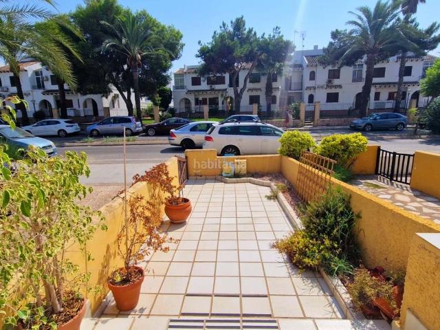 Casa adosada en venta en Orihuela, Cabo Roig. Espaciosa casa adosada de 3 dormitorios y 3 baños con orientación suroeste en Cabo Roig, con una piscina y jardín comunitarios, un. Casas adosadas.