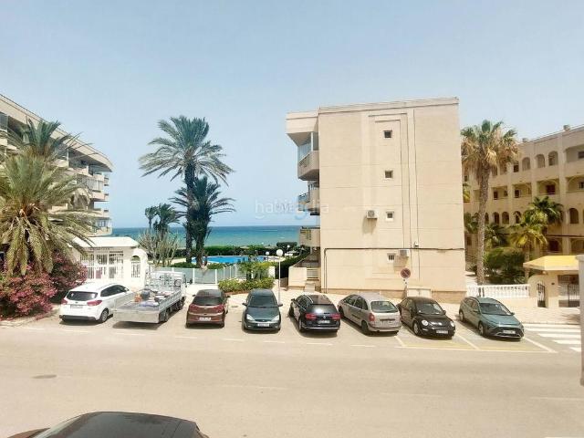 Casa adosada en venta en Orihuela, Campoamor. Magnífica casa adosada de 3 dormitorios y 2 baños con piscina comunitaria en Mil Palmeras en Pilar de la Horadada. Casas adosadas.