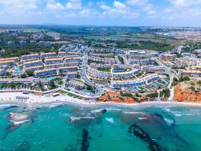 Casa adosada en venta en Orihuela, Aguamarina. A tan solo 100 metros de la playa de La Glea, este amplio chalet adosado destaca por sus vistas al mar, su piscina privada y sus 1. Casas adosadas.