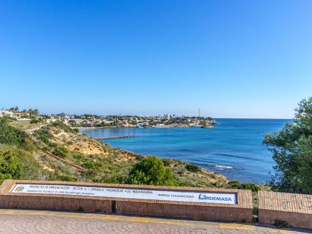 Casa adosada en venta en Orihuela, Aguamarina. Descubra este dúplex adosado en Cabo Roig situado en una ubicación privilegiada, a tan solo 100 metros del paseo marítimo y rodead. Casas adosadas.