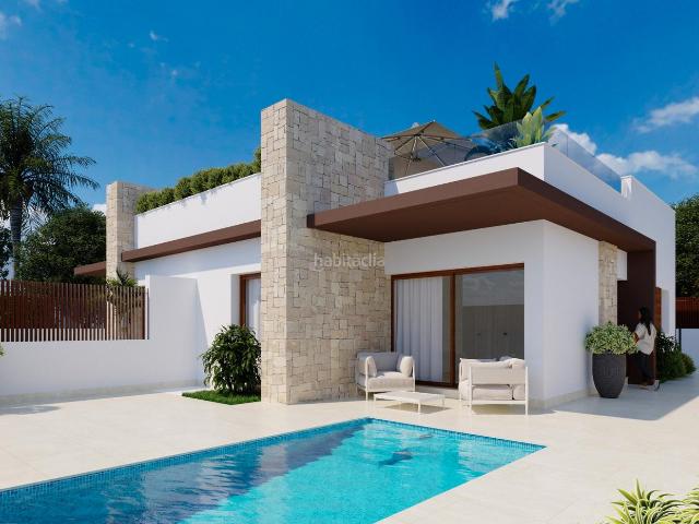 Casa adosada en venta en Orihuela, Desamparados Hurchillo Torremendo. Esta nueva promoción de 48 viviendas en Vistabella Golf, junto a Casas Blancas de Vistabella, combina modernidad, confort y el.