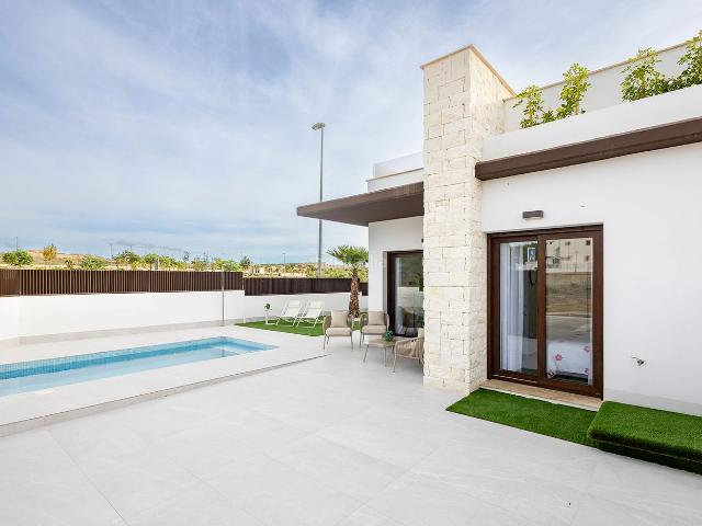 Casa adosada en venta en Orihuela, Desamparados Hurchillo Torremendo. Viviendas de ensuentildeo en Orihuela CostaEn el corazoacuten de Orihuela Costa te espera una oportunidad uacutenica 4.