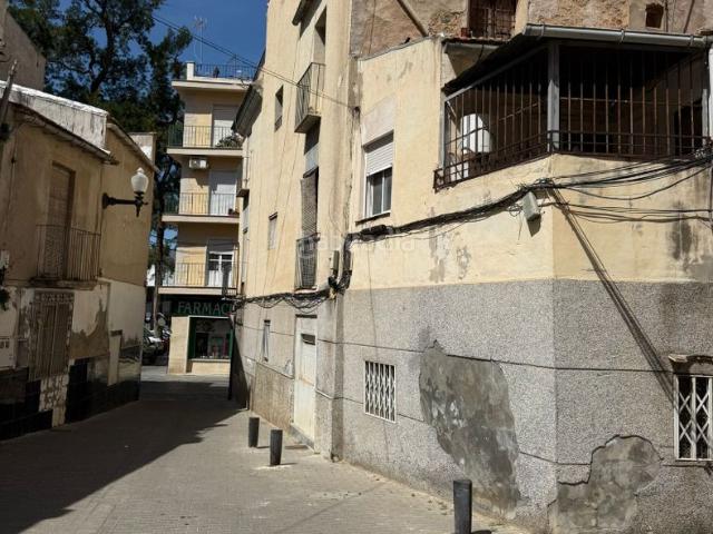 Casa adosada en venta en Orihuela, Orihuela Ciudad. Casa en calle Santiago de Orihuela para reformar. Casas adosadas.