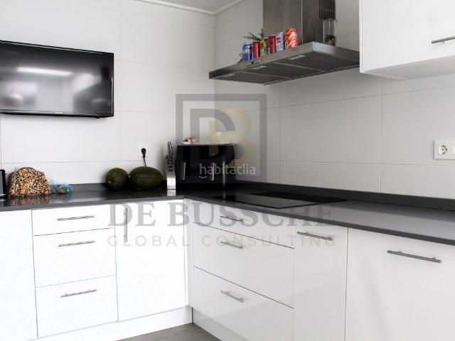 Casa adosada en venta en Orihuela, Orihuela Ciudad. Excelente casa adosada en venta en Orihuela con cuatro dormitorios, amplias terrazas, barbacoa y un garaje doble. Casas adosadas.