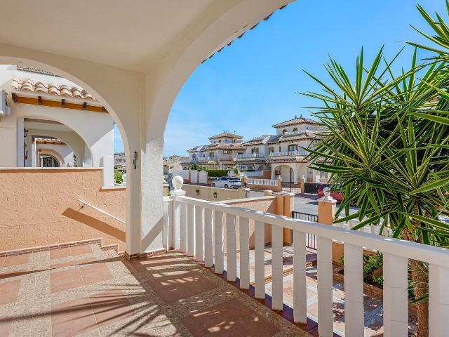 Casa adosada en venta en Orihuela, Lomas de Cabo Roig Los Dolses. Casa adosada de dos dormitorios en la prestigiosa zona de Lomas de Cabo Roig, Orihuela Costa, Costa Blanca. Terrazas, solárium, pi.