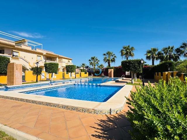 Casa adosada en venta en Orihuela, Lomas de Cabo Roig Los Dolses. Esta atractiva vivienda adosada de tres dormitorios y dos baños se encuentra en la bien mantenida urbanización Mirador en Lomas de.