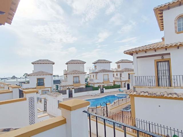 Casa adosada en venta en Orihuela, Lomas de Cabo Roig Los Dolses. Esta casa adosada de 4 dormitorios y 2 baños recientemente renovada en la codiciada Lomas De Cabo Roig ofrece una vida moderna en.