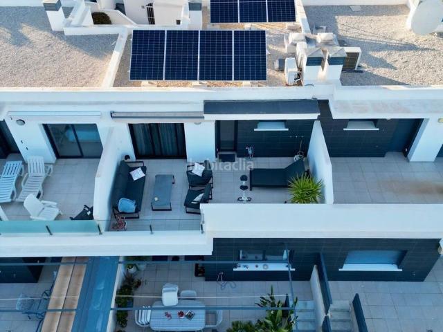 Casa adosada en venta en Orihuela, Lomas de Cabo Roig Los Dolses. Fantaacutestico duacuteplex 123 m2 en excelente estado, se vende completamente amueblado y listo para entrar a vivir, en urbanizac.