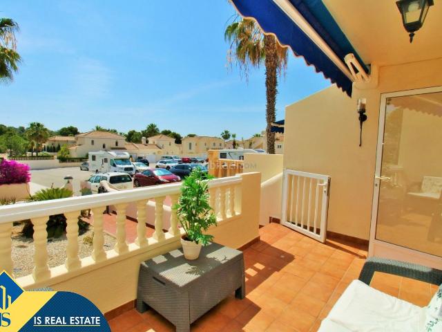 Casa adosada en venta en Orihuela, Lomas de Campoamor Las Ramblas. Casa con piscina comunitaria, en la provincia de Alicante, en la localidad de Orihuela Costa. 2 habitaciones 93 m² 6 kilómetro.