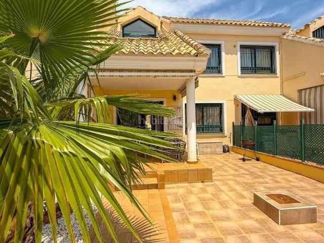 Casa adosada en venta en Orihuela, Lomas de Campoamor Las Ramblas. Dúplex adosado exclusivo en Orihuela Costa con jardín y piscina comunitaria. Casas adosadas.