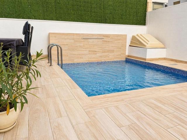 Casa adosada en venta en Orihuela, Los Almendros. Casa adosada contemporánea con piscina privada y solárium El estilo de vida mediterráneo en su máxima expresión. Casas adosadas.