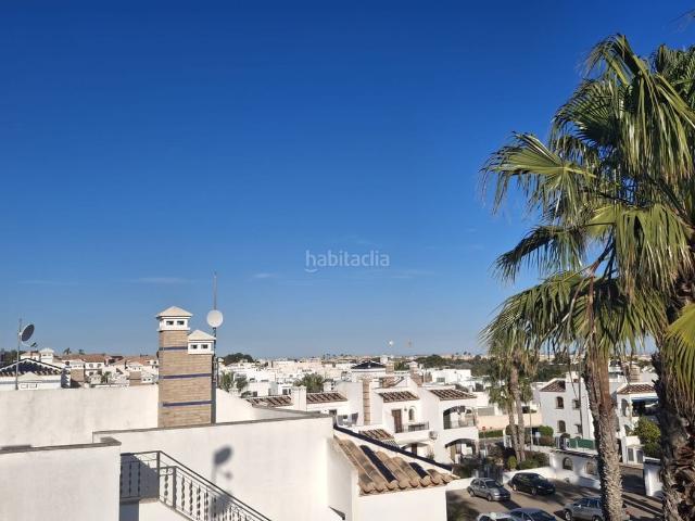 Casa adosada en venta en Orihuela, Los Almendros. Descubre este encantador duacuteplex de 2 dormitorios situado en una urbanizacioacuten privada, ideal tanto como residencia habitu. Casas adosadas.