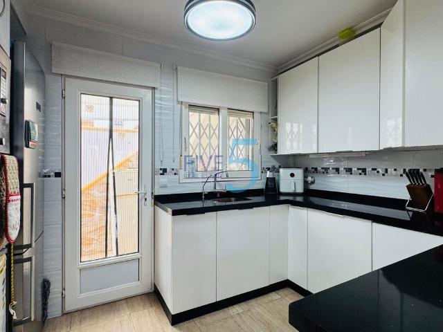 Casa adosada en venta en Orihuela, Los Almendros. Esta preciosa casa de tres dormitorios está situada en la popular urbanización de Bahía Golf en Villamartín, a poca distancia del. Casas adosadas.