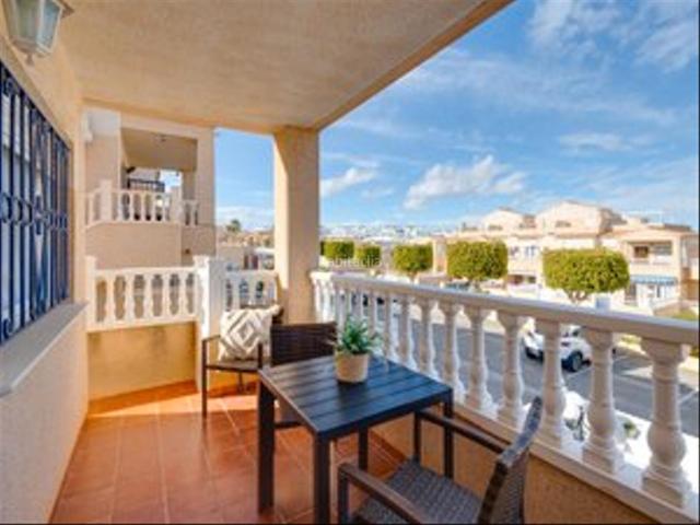 Casa adosada en venta en Orihuela, Los Balcones y los Altos. Acogedor bungalow en planta alta en la zona residencial de Los Altos, en Orihuela Costa. Casas adosadas.