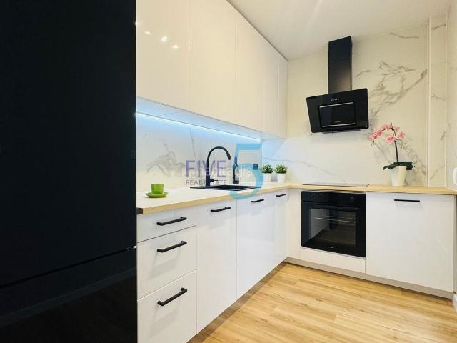 Casa adosada en venta en Orihuela, Los Balcones y los Altos. Esta casa adosada de tres dormitorios y dos baños, bellamente renovada y completamente amueblada, ha sido terminada con un nivel e. Casas.