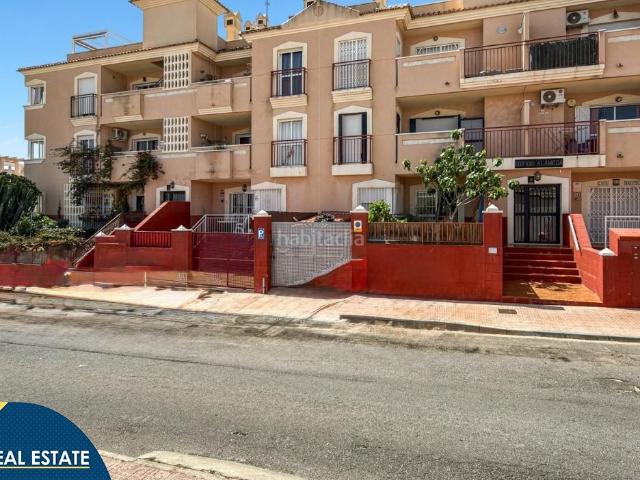 Casa adosada en venta en Orihuela, La Florida. Casa con piscina comunitaria, en la provincia de Alicante, en la localidad de Orihuela Costa. 2 habitaciones 100 m² 2,5 kilóme. Casas adosadas.