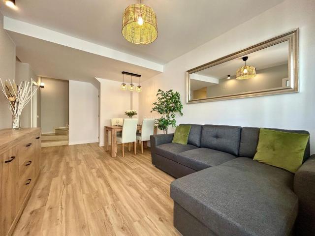 Casa adosada en venta en Orihuela, La Florida. Completamente reformada casa adosada ubicada en la tranquila comunidad de Los Naranjos, en Los Altos. La vivienda ha sido completa. Casas adosadas.