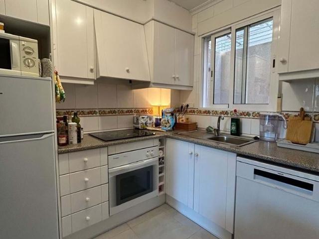 Casa adosada en venta en Orihuela, La Florida. Esta fabulosa casa adosada completamente amueblada de tres dormitorios y tres baños está situada en una urbanización cerrada y seg. Casas adosadas.