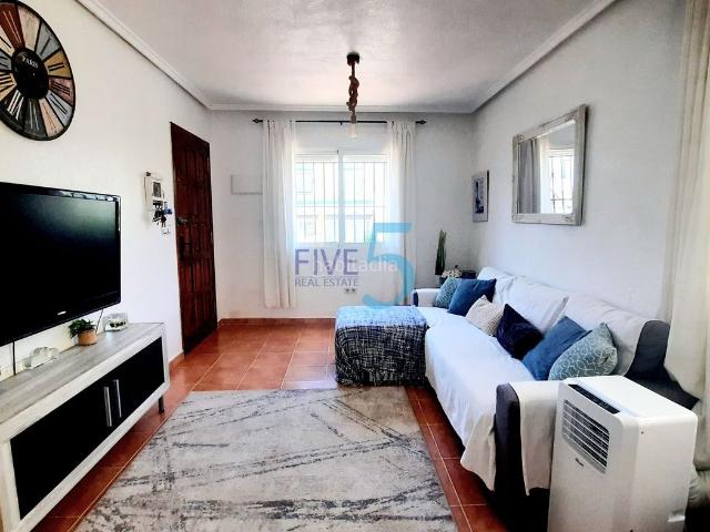 Casa adosada en venta en Orihuela, La Florida. Fantástica casa adosada de 3 dormitorios y 1,5 baños con jardín, solárium y piscina común en Los Altos. Servicios cercanos. Excele. Casas adosadas.