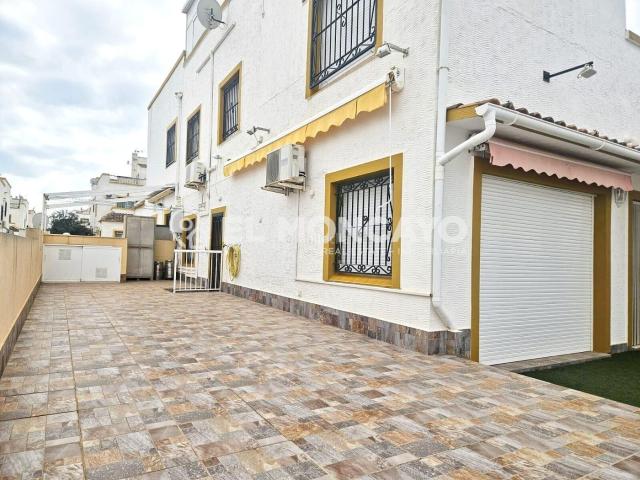 Casa adosada en venta en Orihuela, La Florida. Fantástico chalet adosado con jardín en una de las zonas más exclusivas de Orihuela Costa. Casas adosadas.