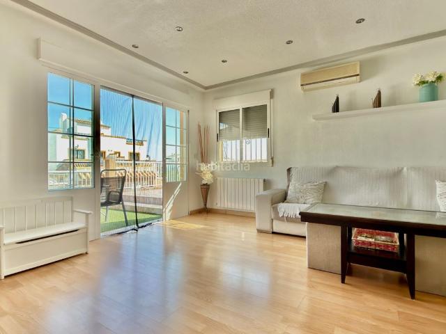 Casa adosada en venta en Orihuela, La Florida. ltpgtOportunidad de adquirir un amplio duacuteplex de 6 dormitorios.ltbrgtUna excelente oportunidad para adquirir una vivienda amp. Casas adosadas.