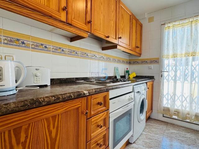 Casa adosada en venta en Orihuela, La Regia. Esta preciosa casa adosada de tres dormitorios y dos baños está situada dentro de un popular complejo cerrado en la codiciada zona. Casas adosadas.