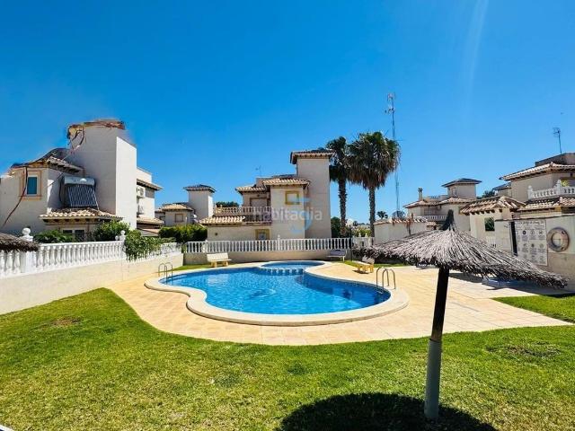 Casa adosada en venta en Orihuela, La Regia. Esta preciosa propiedad de dos dormitorios y dos baños, completamente amueblada de estilo cuádruple, se encuentra en la codiciada. Casas adosadas.
