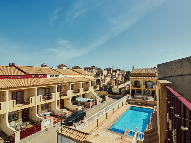 Casa adosada en venta en Orihuela, La Regia. Presentamos esta acogedora y cuidada casa adosada situada en el Residencial Amapola II, una urbanización privada y cerrada en el c. Casas adosadas.