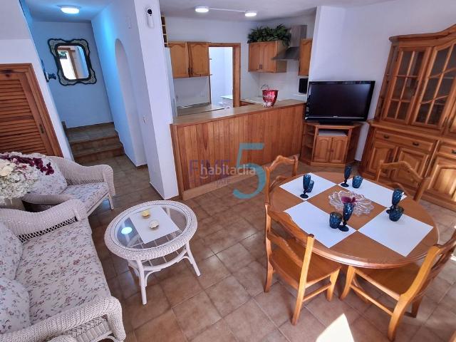 Casa adosada en venta en Orihuela, Playa Flamenca. A solo unos pasos de la playa! Hermosa casa adosada en venta en Playa Flamenca, impecable y lista para mudarse. Cuenta con 2 dormi. Casas adosadas.