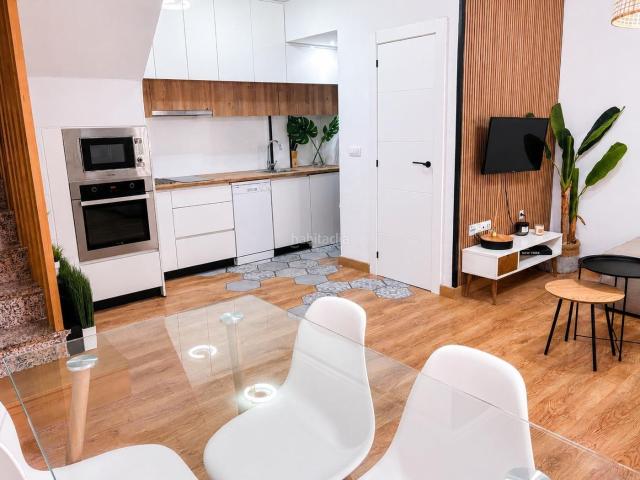 Casa adosada en venta en Orihuela, Playa Flamenca. Adosado totalmente reformado con piscina comunitaria a menos de 10 minutos andando de la playa en Playa Flamenca. Casas adosadas.