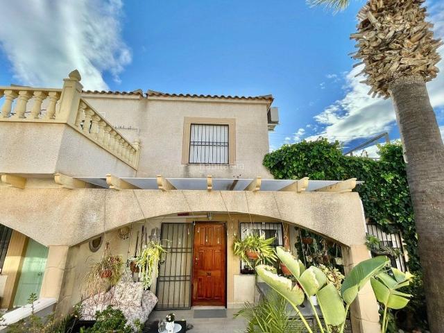 Casa adosada en venta en Orihuela, Playa Flamenca. Encantadora casa adosada con una soleada terraza en la azotea!. Casas adosadas.