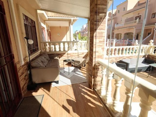 Casa adosada en venta en Orihuela, Playa Flamenca. Playa Flamenca, Residencial Pueblo Caballero Duacuteplex de ampnbsp86m2ampnbsp cuenta con 3 dormitorios, 2 bantildeos y un aseo de. Casas adosadas.