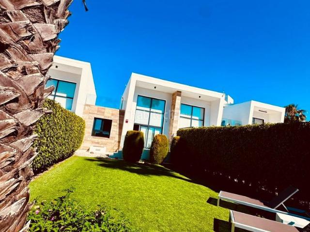 Casa adosada en venta en Orihuela, Villamartín Las Filipinas. CASA ADOSADA CON ORIENTACIÓN SUR, VISTAS AL MAR, JARDÍN PRIVADO Y GARAJE VILLAMARTÍN. Casas adosadas.