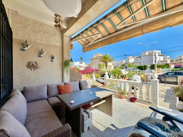 Casa adosada en venta en Orihuela, Villamartín Las Filipinas. Casas adosadas.