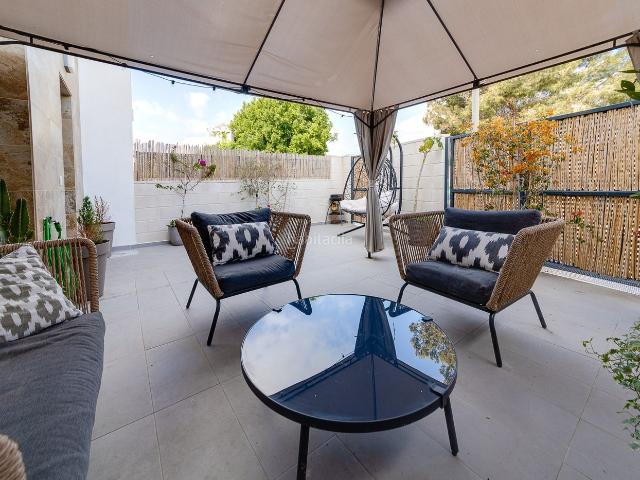 Casa adosada en venta en Orihuela, Villamartín Las Filipinas. En venta un amplio chalet adosado con disentildeo moderno en Las Filipinas ndash Villamartiacuten, una de las zonas maacutes deman. Casas.