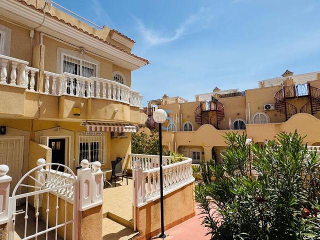 Casa adosada en venta en Orihuela, Villamartín Las Filipinas. Esta casa adosada de dos dormitorios completamente amueblada está situada dentro del codiciado complejo de golf de Florida. Situad. Casas.