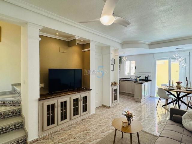 Casa adosada en venta en Orihuela, Villamartín Las Filipinas. Esta casa adosada de dos dormitorios, renovada y completamente amueblada, está idealmente situada en la popular urbanización de Bo. Casas.