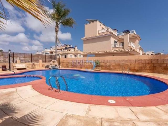 Casa adosada en venta en Orihuela, Villamartín Las Filipinas. Esta fabulosa casa adosada de dos dormitorios y dos baños está situada en el codiciado complejo Vista Azul en Los Dolses. La comun. Casas.