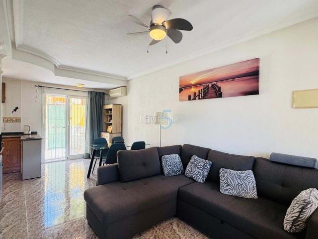 Casa adosada en venta en Orihuela, Villamartín Las Filipinas. Esta fabulosa propiedad de dos dormitorios y dos baños, orientada al sur, se encuentra en la popular zona de Villamartín, famosa p. Casas.